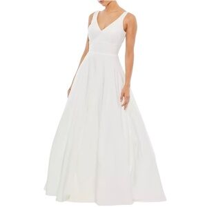 MACDUGGAL Size 2 White Classic V-Neck Sleeveless Ballroom Wedding Gown